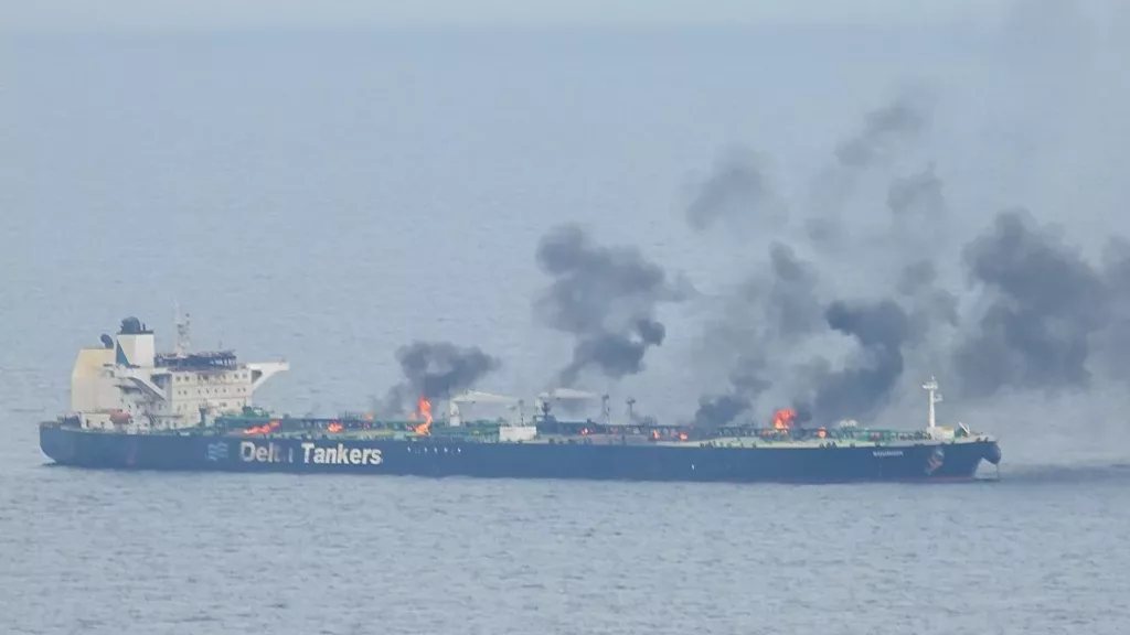 KIZILDENİZ'DE SALDIRIYA UĞRAYAN PETROL TANKERİNDEKİ YANGIN 5'İNCİ GÜNÜNDE