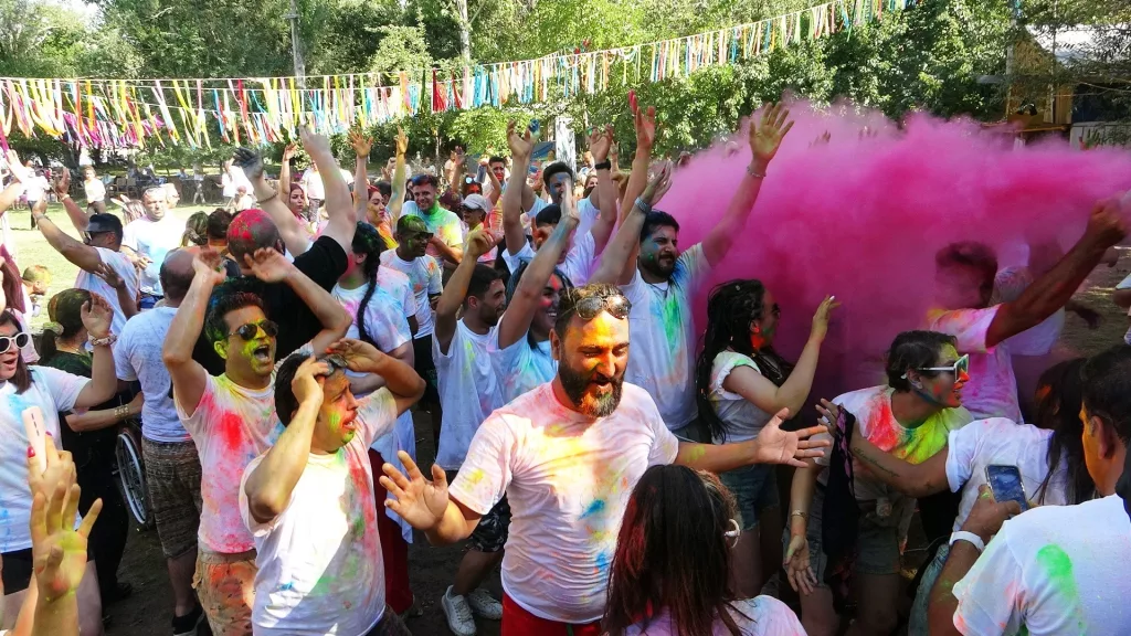 İRANLILAR BOYA VE SU FESTİVALİNDE DOYASIYA EĞLENDİ