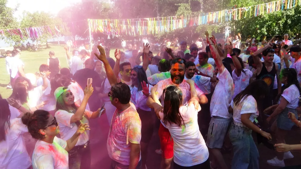 İRANLILAR BOYA VE SU FESTİVALİNDE DOYASIYA EĞLENDİ