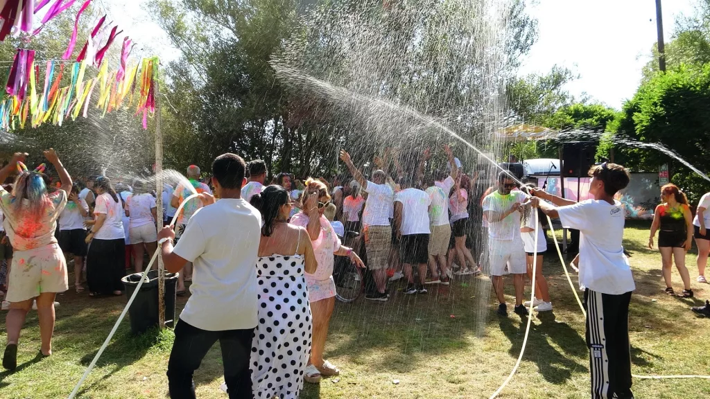 İRANLILAR BOYA VE SU FESTİVALİNDE DOYASIYA EĞLENDİ