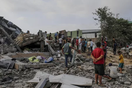 Israeli Army Targets House and Warehouse in Gaza Strip: 15 Dead