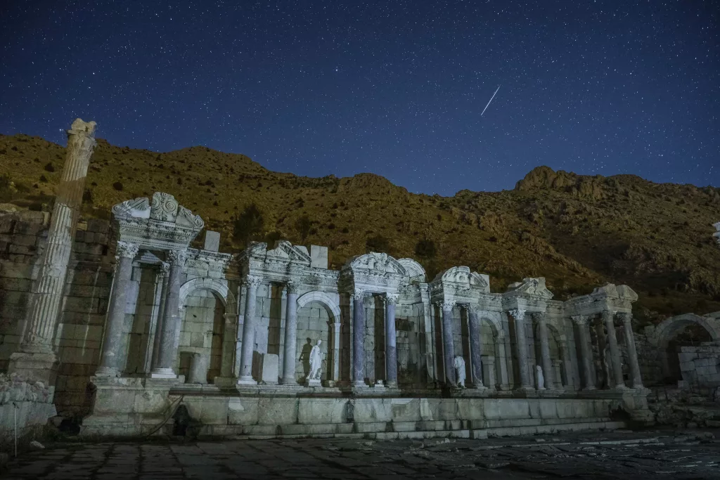 BURDUR'UN GÖRKEMLİ TARİHİ YAPILARI GÖKYÜZÜNÜN IŞILTILI ŞOVUNA TANIKLIK ETTİ