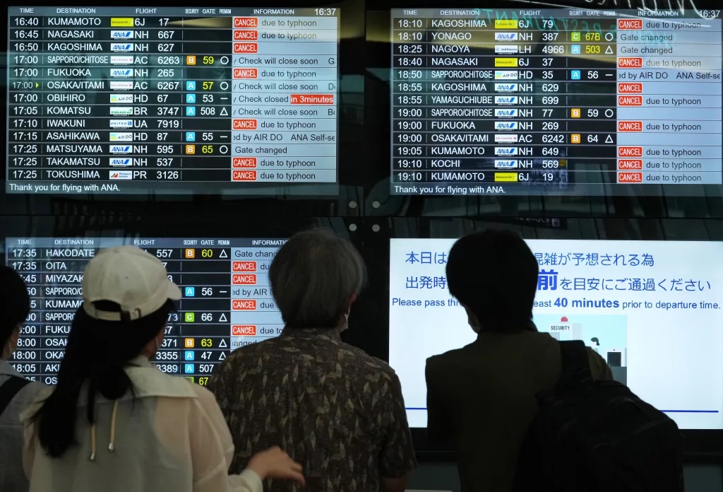 JAPONYA'DA TAYFUN NEDENİYLE 4 KİŞİ ÖLDÜ, 94 KİŞİ YARALANDI