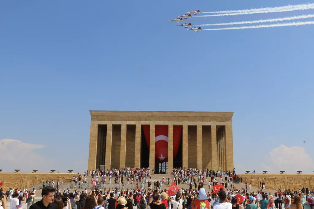 TÜRK YILDIZLARI'NDAN 30 AĞUSTOS'A ÖZEL ANITKABİR SAYGI UÇUŞU TÜRK YILDIZLARI ATA'SININ HUZURUNDA TÜRK YILDIZLARI ANKARA SEMALARINDA