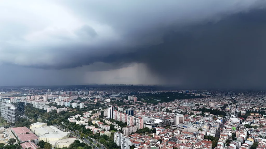 İSTANBUL'DAKİ SÜPER HÜCRE BULUTLARI HAVADAN GÖRÜNTÜLENDİ