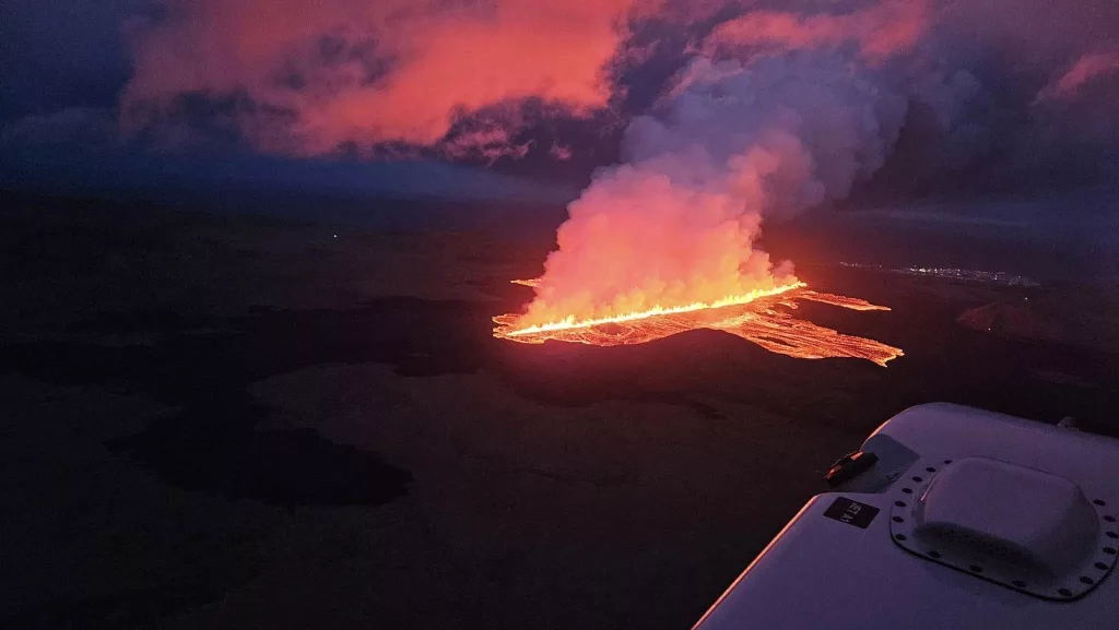 İZLANDA'NIN REYKJANES YARIMADASI'NDA 6. KEZ YANARDAĞ PATLADI