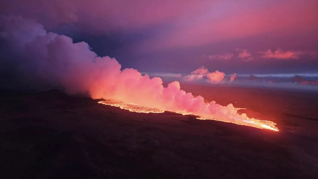 İZLANDA'NIN REYKJANES YARIMADASI'NDA 6. KEZ YANARDAĞ PATLADI