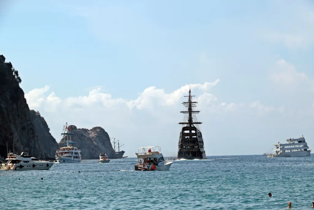 ALANYA'DA 2 GÜN ARADAN SONRA GÜNEŞİ GÖREN TATİLCİLER PLAJLARA AKIN ETTİ