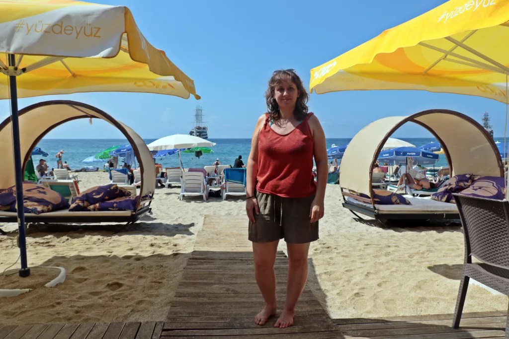 ALANYA'DA 2 GÜN ARADAN SONRA GÜNEŞİ GÖREN TATİLCİLER PLAJLARA AKIN ETTİ