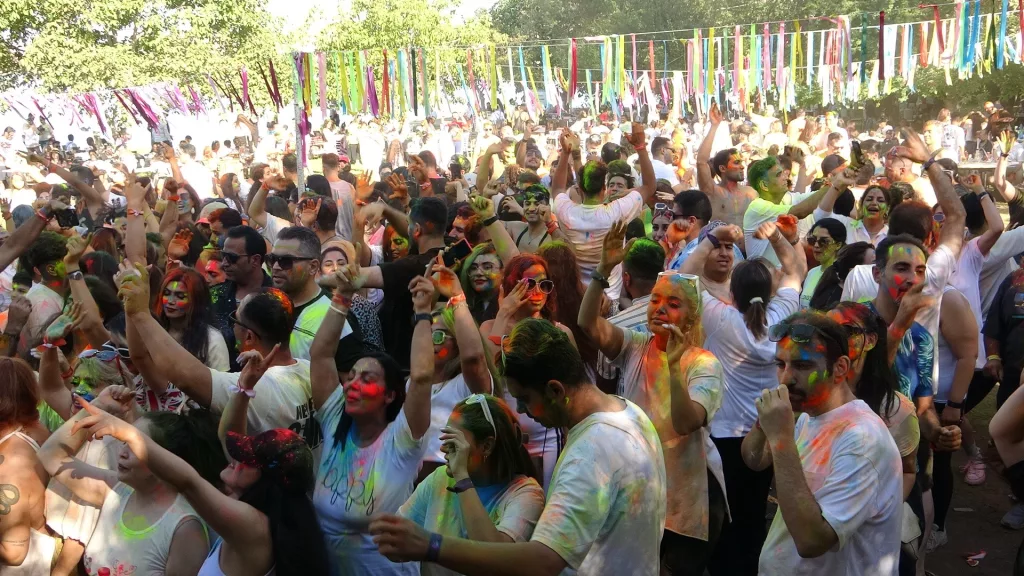 İRANLI TURİSTLER VAN ESNAFININ YÜZÜNÜ GÜLDÜRDÜ BOYA FESTİVALİ İLE EĞLENEN İRANLILAR, VAN GÖLÜ'NDE SERİNLEMENİN KEYFİNİ YAŞADI
