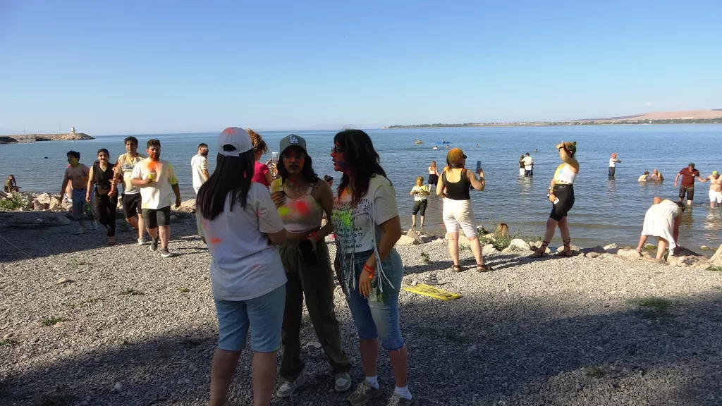 İRANLI TURİSTLER VAN ESNAFININ YÜZÜNÜ GÜLDÜRDÜ BOYA FESTİVALİ İLE EĞLENEN İRANLILAR, VAN GÖLÜ'NDE SERİNLEMENİN KEYFİNİ YAŞADI