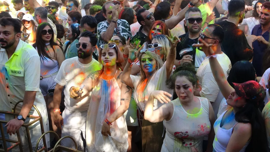 İRANLI TURİSTLER VAN ESNAFININ YÜZÜNÜ GÜLDÜRDÜ BOYA FESTİVALİ İLE EĞLENEN İRANLILAR, VAN GÖLÜ'NDE SERİNLEMENİN KEYFİNİ YAŞADI