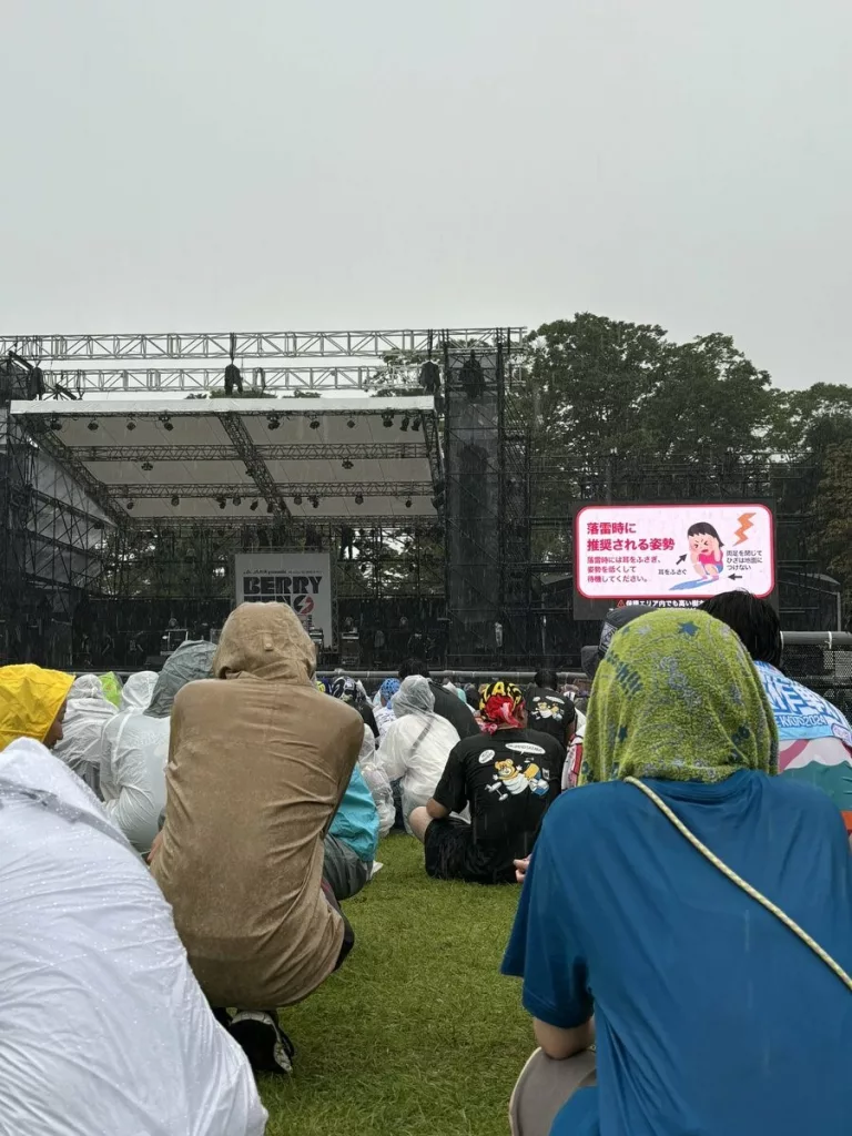 JAPONYA'DA KONSER ALANINA YILDIRIM DÜŞTÜ: 9 YARALI