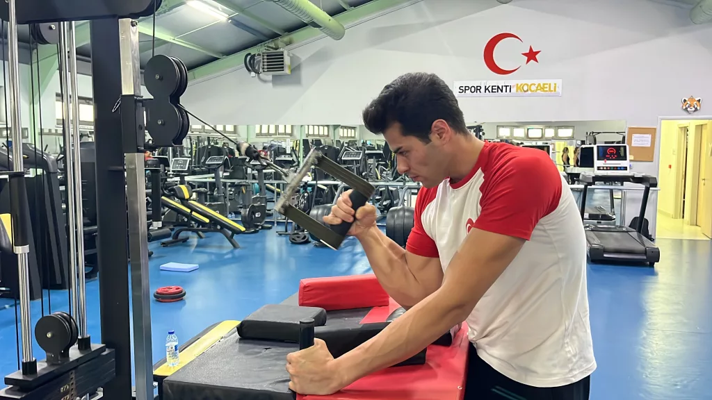ÖMER KOZAKOĞLU, 11 KEZ BİLEK GÜREŞİ ŞAMPİYONU OLAN RAKİBİNİ ELEDİ ARKADAŞININ TAVSİYESİYLE BAŞLADI, AVRUPA VE DÜNYA ŞAMPİYONU OLDU DÜNYA ŞAMPİYONASINDA 80 KİLOGRAMDA ALTIN MADALYA KAZANAN İLK TÜRK SPORCU OLDU