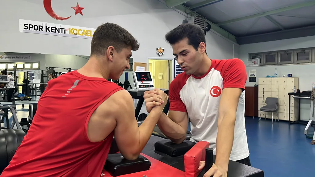 ÖMER KOZAKOĞLU, 11 KEZ BİLEK GÜREŞİ ŞAMPİYONU OLAN RAKİBİNİ ELEDİ ARKADAŞININ TAVSİYESİYLE BAŞLADI, AVRUPA VE DÜNYA ŞAMPİYONU OLDU DÜNYA ŞAMPİYONASINDA 80 KİLOGRAMDA ALTIN MADALYA KAZANAN İLK TÜRK SPORCU OLDU
