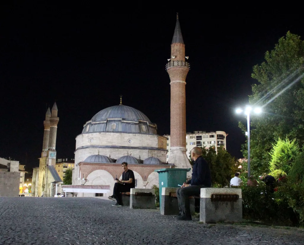 ASIRLARA MEYDAN OKUYAN ESERLER SOKAK LAMBASI İLE AYDINLATILIYOR VATANDAŞLAR, 2017 YILINDA PROJESİ YAPILAN SİVAS KENT MEYDANI VE TARİHİ BİNALARI AYDINLATMA VE TASARIMI PROJESİ'NİN TAMAMLANMASINI BEKLİYOR