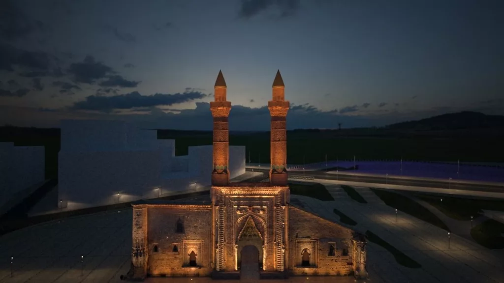 ASIRLARA MEYDAN OKUYAN ESERLER SOKAK LAMBASI İLE AYDINLATILIYOR VATANDAŞLAR, 2017 YILINDA PROJESİ YAPILAN SİVAS KENT MEYDANI VE TARİHİ BİNALARI AYDINLATMA VE TASARIMI PROJESİ'NİN TAMAMLANMASINI BEKLİYOR
