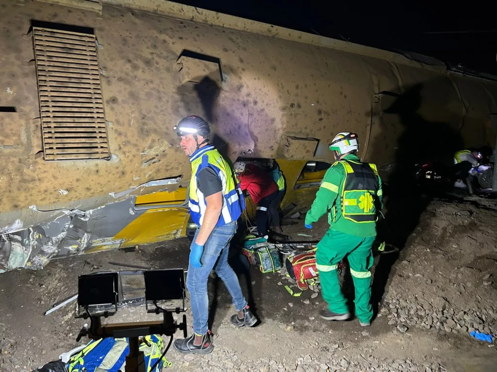 GÜNEY AFRİKA'DA TREN RAYDAN ÇIKTI: 25 YARALI