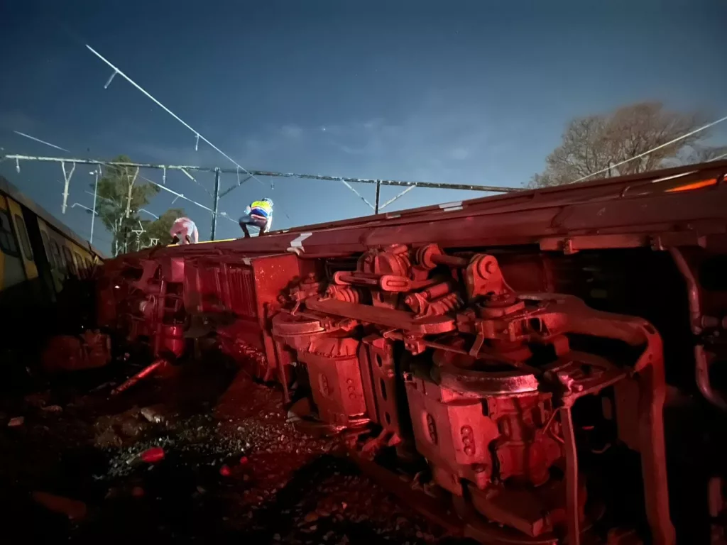 GÜNEY AFRİKA'DA TREN RAYDAN ÇIKTI: 25 YARALI