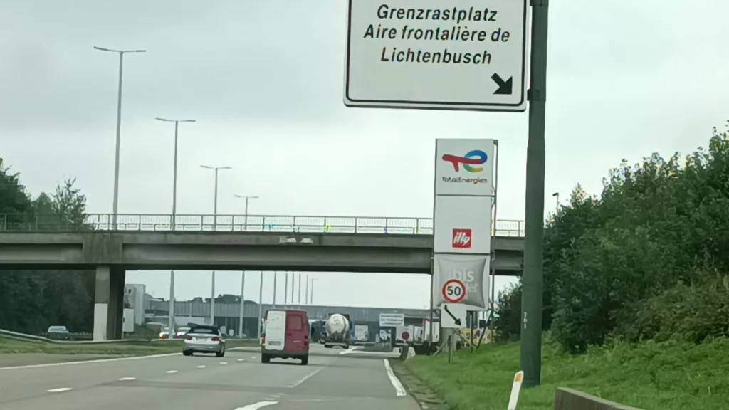 DOKUZ ÜLKEYE SINIRI OLAN ALMANYA SINIR KONTROLLERİNE DEVAM EDİYOR