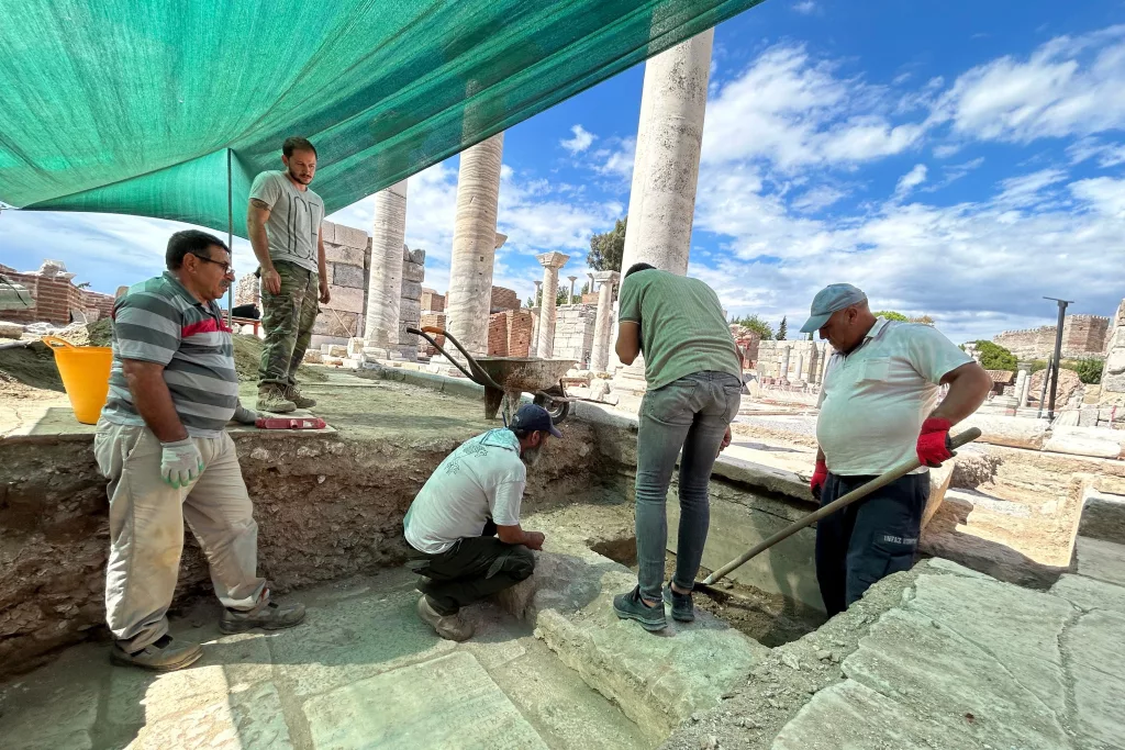 TAM BİN 800 YILLIK: İZMİR'DE ROMALI GLADYATÖRÜN LAHİTİ BULUNDU AYASULUK KAZILARINDA İÇERİSİNDE 12 TANE İSKELETİN ÇIKTIĞI ROMALI GLADYATÖRE AİT LAHİT BULUNDU