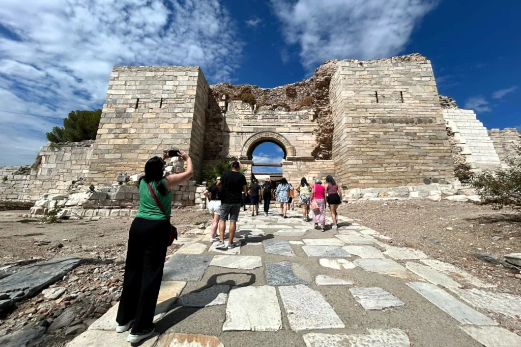 TAM BİN 800 YILLIK: İZMİR'DE ROMALI GLADYATÖRÜN LAHİTİ BULUNDU AYASULUK KAZILARINDA İÇERİSİNDE 12 TANE İSKELETİN ÇIKTIĞI ROMALI GLADYATÖRE AİT LAHİT BULUNDU