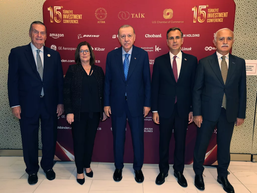 CUMHURBAŞKANI ERDOĞAN: "F-16 MODERNİZASYON PROJESİYLE YENİ BİR SAYFA AÇTIĞIMIZI TEMENNİ EDİYOR, BU ALANDAKİ İHRACAT ENGELLERİNİN KALICI ŞEKİLDE KALDIRILMASINI BEKLİYORUZ" "EKONOMİK VE TİCARİ KONULAR AMERİKA'YLA MÜNASEBETLERİMİZİN EN ÖNEMLİ BOYUTLARINDAN BİRİNİ TEŞKİL EDİYOR. AMERİKA SON İKİ SENEDİR EN FAZLA İHRACAT YAPTIĞIMIZ İKİNCİ, EN FAZLA İTHALAT YAPTIĞIMIZ BEŞİNCİ ÜLKE OLDU" "GÜÇLÜ BİR ŞEKİLDE DESTEKLEDİĞİMİZ VE SON BİR YILDIR UYGULAMAKTA OLDUĞUMUZ EKONOMİ PROGRAMININ MEYVELERİNİ TOPLUYORUZ. TÜM DÜNYA İLE BİRLİKTE ÜLKEMİZİN DE SORUNU OLAN ENFLASYONDA KALICI VE BELİRGİN BİR DÜŞÜŞ SÜRECİNE GİRDİK"