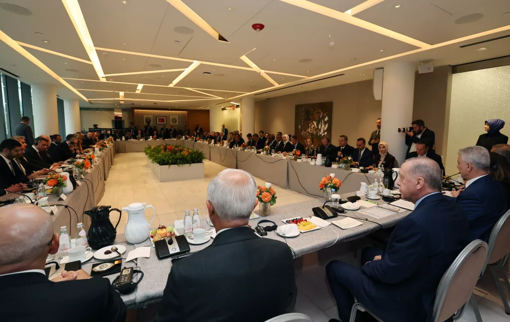 CUMHURBAŞKANI ERDOĞAN: "F-16 MODERNİZASYON PROJESİYLE YENİ BİR SAYFA AÇTIĞIMIZI TEMENNİ EDİYOR, BU ALANDAKİ İHRACAT ENGELLERİNİN KALICI ŞEKİLDE KALDIRILMASINI BEKLİYORUZ" "EKONOMİK VE TİCARİ KONULAR AMERİKA'YLA MÜNASEBETLERİMİZİN EN ÖNEMLİ BOYUTLARINDAN BİRİNİ TEŞKİL EDİYOR. AMERİKA SON İKİ SENEDİR EN FAZLA İHRACAT YAPTIĞIMIZ İKİNCİ, EN FAZLA İTHALAT YAPTIĞIMIZ BEŞİNCİ ÜLKE OLDU" "GÜÇLÜ BİR ŞEKİLDE DESTEKLEDİĞİMİZ VE SON BİR YILDIR UYGULAMAKTA OLDUĞUMUZ EKONOMİ PROGRAMININ MEYVELERİNİ TOPLUYORUZ. TÜM DÜNYA İLE BİRLİKTE ÜLKEMİZİN DE SORUNU OLAN ENFLASYONDA KALICI VE BELİRGİN BİR DÜŞÜŞ SÜRECİNE GİRDİK"