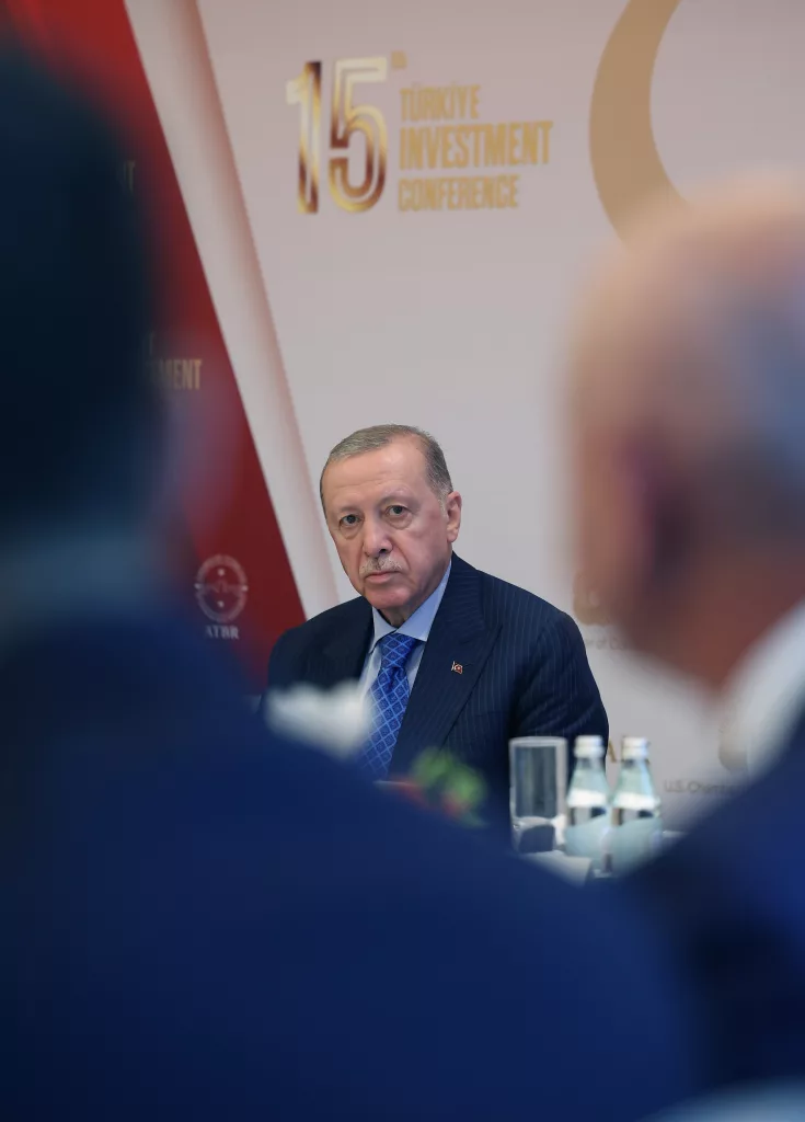 CUMHURBAŞKANI ERDOĞAN: "F-16 MODERNİZASYON PROJESİYLE YENİ BİR SAYFA AÇTIĞIMIZI TEMENNİ EDİYOR, BU ALANDAKİ İHRACAT ENGELLERİNİN KALICI ŞEKİLDE KALDIRILMASINI BEKLİYORUZ" "EKONOMİK VE TİCARİ KONULAR AMERİKA'YLA MÜNASEBETLERİMİZİN EN ÖNEMLİ BOYUTLARINDAN BİRİNİ TEŞKİL EDİYOR. AMERİKA SON İKİ SENEDİR EN FAZLA İHRACAT YAPTIĞIMIZ İKİNCİ, EN FAZLA İTHALAT YAPTIĞIMIZ BEŞİNCİ ÜLKE OLDU" "GÜÇLÜ BİR ŞEKİLDE DESTEKLEDİĞİMİZ VE SON BİR YILDIR UYGULAMAKTA OLDUĞUMUZ EKONOMİ PROGRAMININ MEYVELERİNİ TOPLUYORUZ. TÜM DÜNYA İLE BİRLİKTE ÜLKEMİZİN DE SORUNU OLAN ENFLASYONDA KALICI VE BELİRGİN BİR DÜŞÜŞ SÜRECİNE GİRDİK"