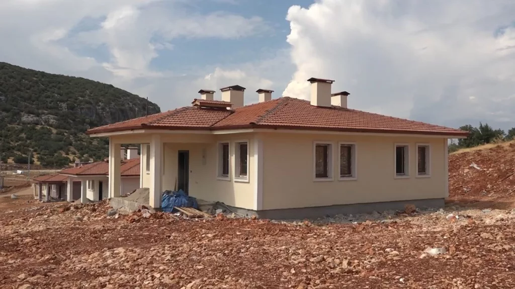 DEPREMZEDELERİN EVLERİ VİLLALARI ARATMIYOR GAZİANTEP'TE DEPREMZEDELER İÇİN YAPILAN KÖY EVLERİNDE SON AŞAMAYA GELİNDİ