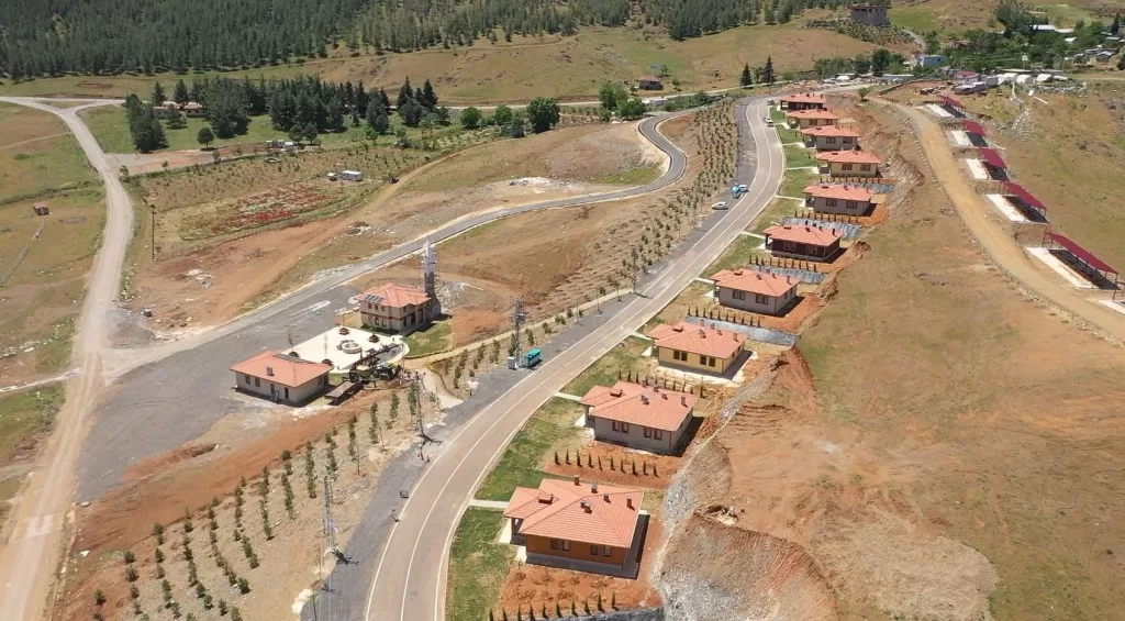 DEPREMZEDELERİN EVLERİ VİLLALARI ARATMIYOR GAZİANTEP'TE DEPREMZEDELER İÇİN YAPILAN KÖY EVLERİNDE SON AŞAMAYA GELİNDİ