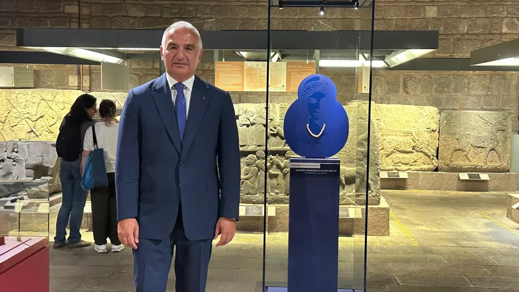 BAKAN ERSOY: "ANADOLU KÖKENLİ OLAN VE İZİNSİZ YURTDIŞINA ÇIKARILDIĞI İSPAT EDİLEN ESERLERİ YÜZDE 100'E YAKIN BAŞARIYLA ÜLKEMİZE GETİRMEYİ BAŞARIYORUZ" KÜLTÜR VE TURİZM BAKANI ERSOY 'KAÇIŞ YOK' SERGİSİNİ ZİYARET ETTİ