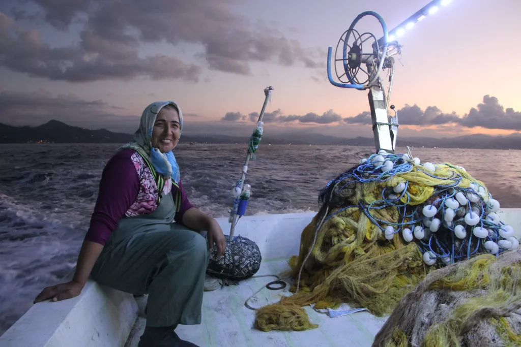 KADIN BALIKÇILARIN KARADENİZ'İN SULARINDA 'EKMEK' MÜCADELESİ ORDU'DA KADIN BALIKÇILAR, EŞLERİYLE BİRLİKTE BALIK AVINA ÇIKARAK AĞ SERİYOR, AĞ TOPLUYOR, BALIKÇI TEKNESİNİ KULLANIYOR VE İSTİF YAPABİLİYOR