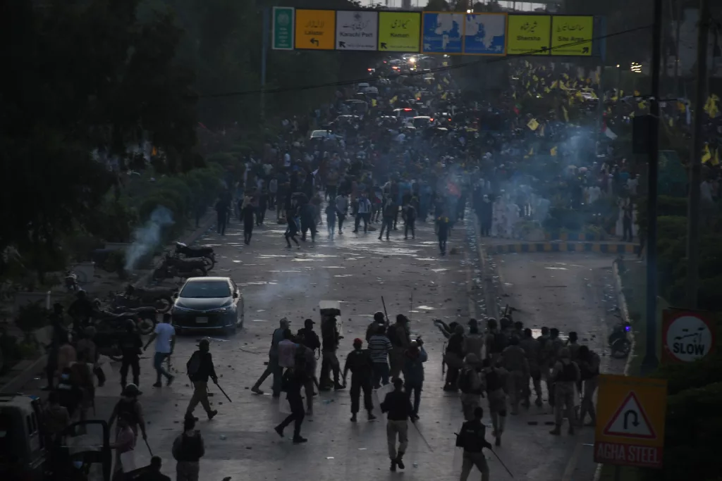 PAKİSTAN'DA ABD KONSOLOSLUĞU'NA YÜRÜYEN GÖSTERİCİLERE POLİSTEN MÜDAHALE