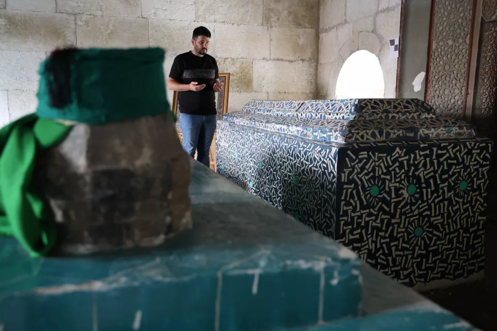 ÖNÜNDEN BİNLERCE KİŞİ GEÇİYOR, YÜZLERCESİ O KABRİN SELÇUKLU SULTANINA AİT OLDUĞU BİLMİYOR