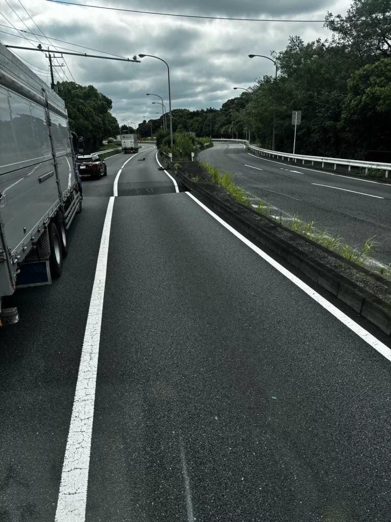 JAPONYA'DA 4 ŞERİTLİ OTOYOL ÇÖKTÜ, FACİANIN EŞİĞİNDEN DÖNÜLDÜ