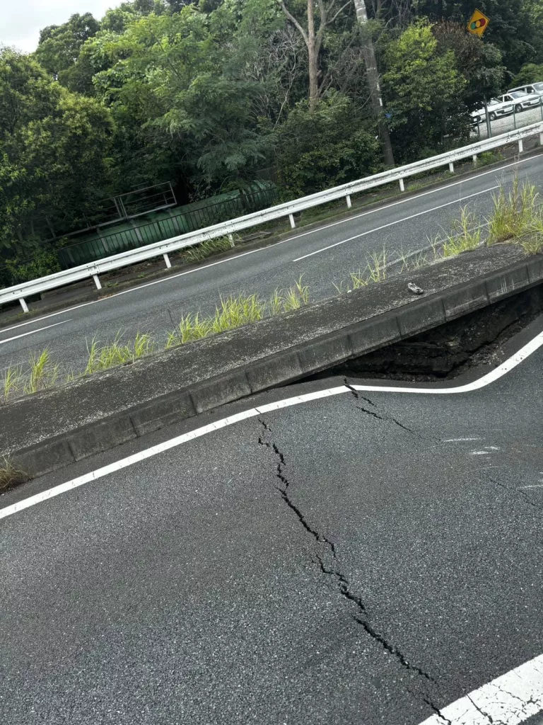 JAPONYA'DA 4 ŞERİTLİ OTOYOL ÇÖKTÜ, FACİANIN EŞİĞİNDEN DÖNÜLDÜ