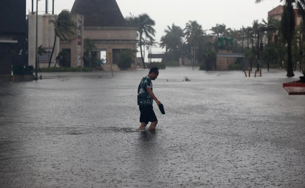 Hurricane Helene hits Cancun, southern Mexico
