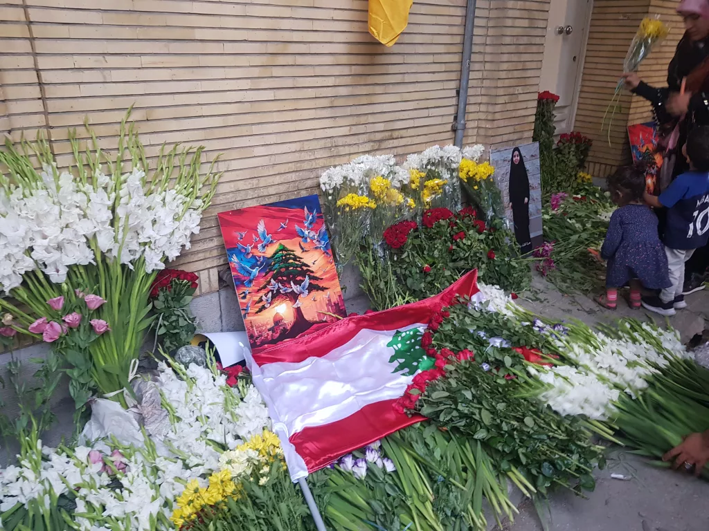 LÜBNAN'IN TAHRAN BÜYÜKELÇİLİĞİ ÖNÜNE SALDIRILARDA ÖLENLER İÇİN ÇİÇEK BIRAKILDI