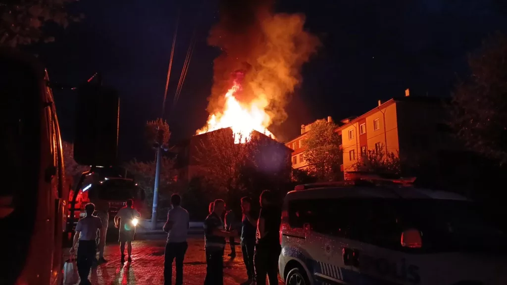 YILDIRIM DÜŞEN EVİN ÇATISI ALEV ALEV YANDI: MAHALLE HALKI SOKAĞA DÖKÜLDÜ