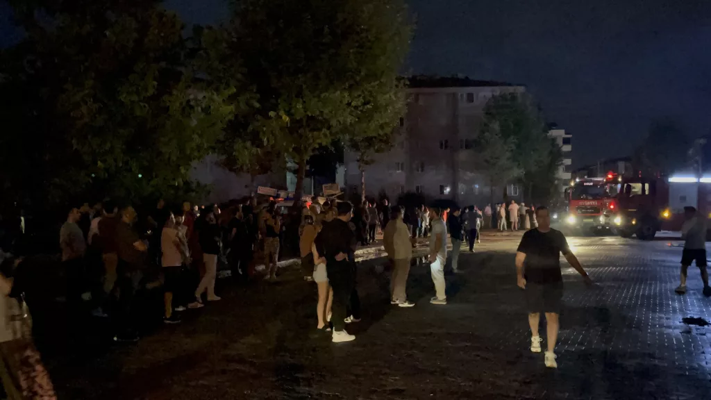 YILDIRIM DÜŞEN EVİN ÇATISI ALEV ALEV YANDI: MAHALLE HALKI SOKAĞA DÖKÜLDÜ
