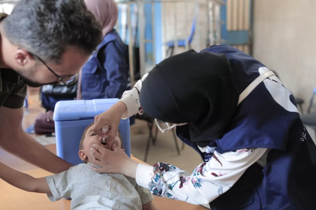 GAZZE'DE ÇOCUK FELCİ AŞI KAMPANYASI: İLK GÜN 87 BİNDEN FAZLA ÇOCUK AŞILANDI
