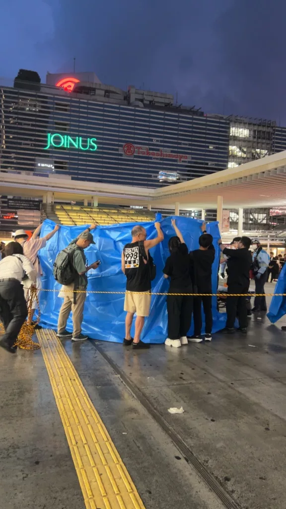 JAPONYA'DA AVM TERASINDAN ATLAYAN LİSE ÖĞRENCİSİ YAYANIN ÜZERİNE DÜŞTÜ: 2 ÖLÜ