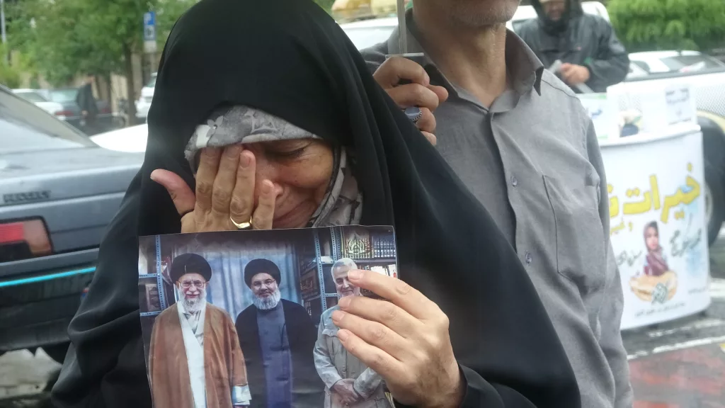 TAHRAN'DA BİNLERCE KİŞİ, NASRALLAH'IN ÖLÜMÜNÜN ARDINDAN İSRAİL'İ PROTESTO ETTİ