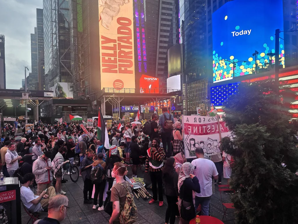 NEW YORK'TA BİNLERCE KİŞİ NETANYAHU'YU PROTESTO ETTİ