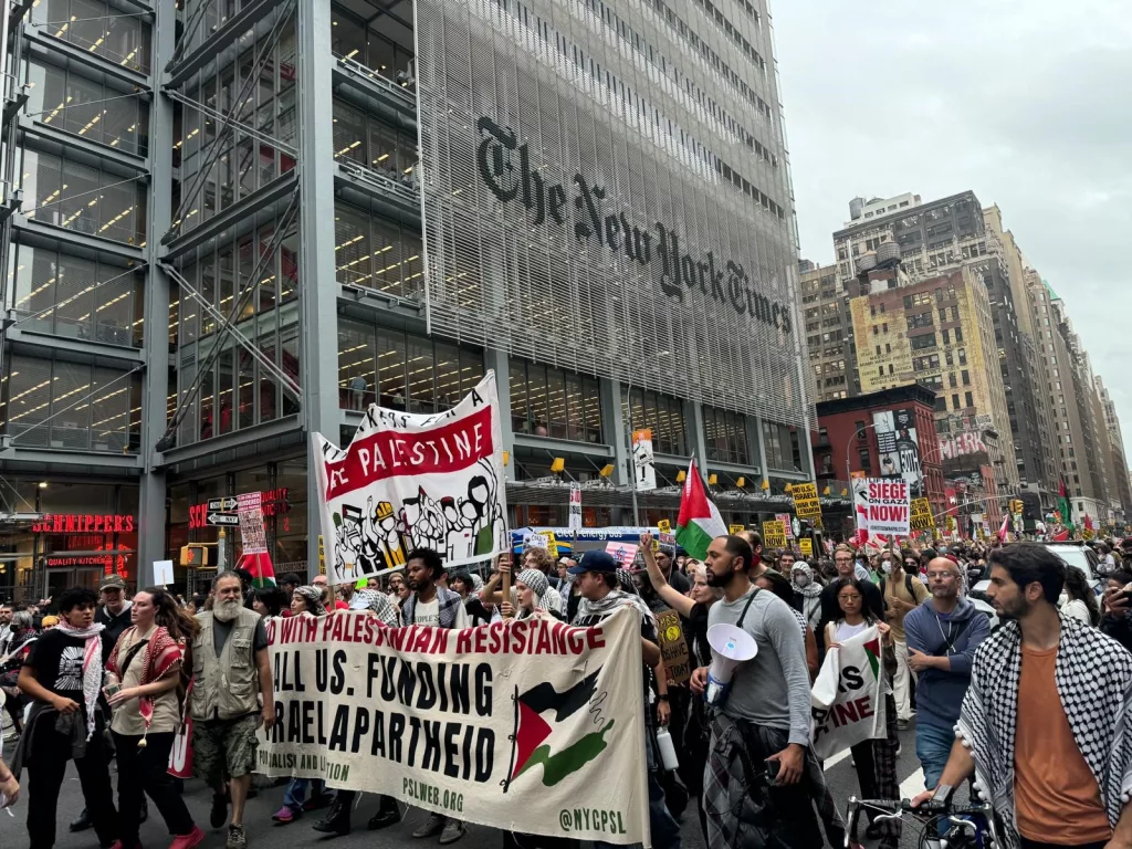 NEW YORK'TA BİNLERCE KİŞİ NETANYAHU'YU PROTESTO ETTİ
