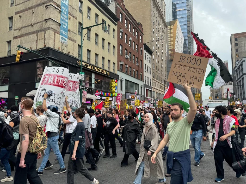 NEW YORK'TA BİNLERCE KİŞİ NETANYAHU'YU PROTESTO ETTİ