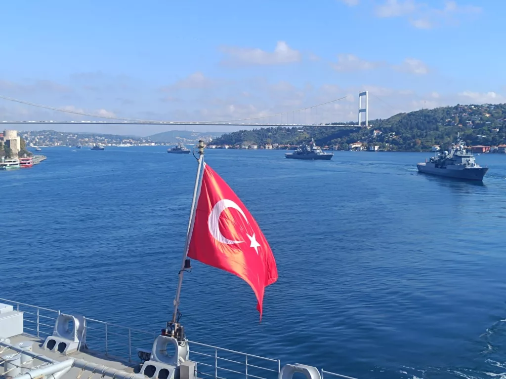 TCG ANADOLU İLE BİRLİKTE 15 SAVAŞ GEMİSİ İSTANBUL BOĞAZI'NDAN GEÇTİ