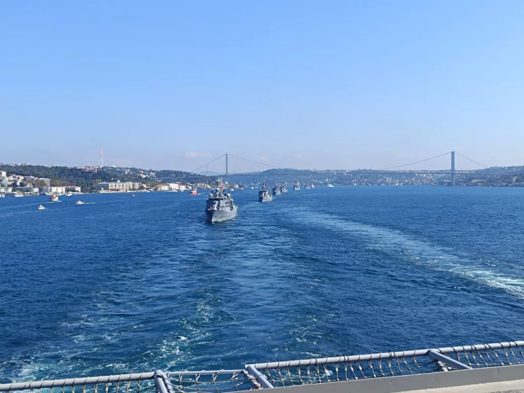 TCG ANADOLU İLE BİRLİKTE 15 SAVAŞ GEMİSİ İSTANBUL BOĞAZI'NDAN GEÇTİ