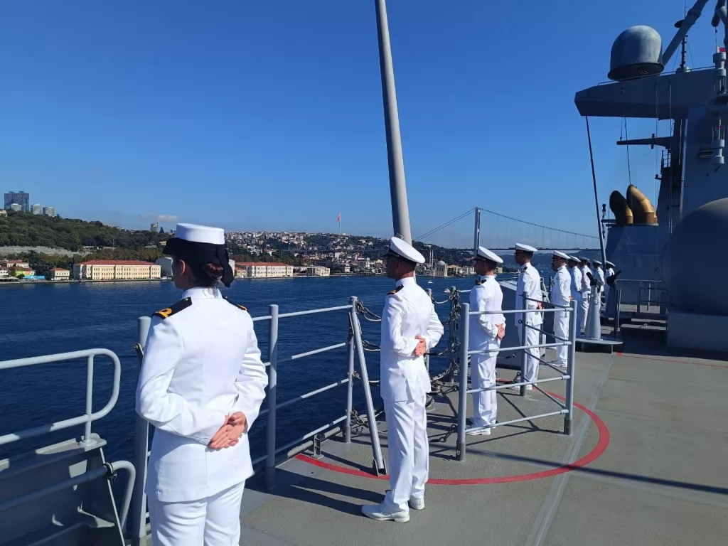 TCG ANADOLU İLE BİRLİKTE 15 SAVAŞ GEMİSİ İSTANBUL BOĞAZI'NDAN GEÇTİ